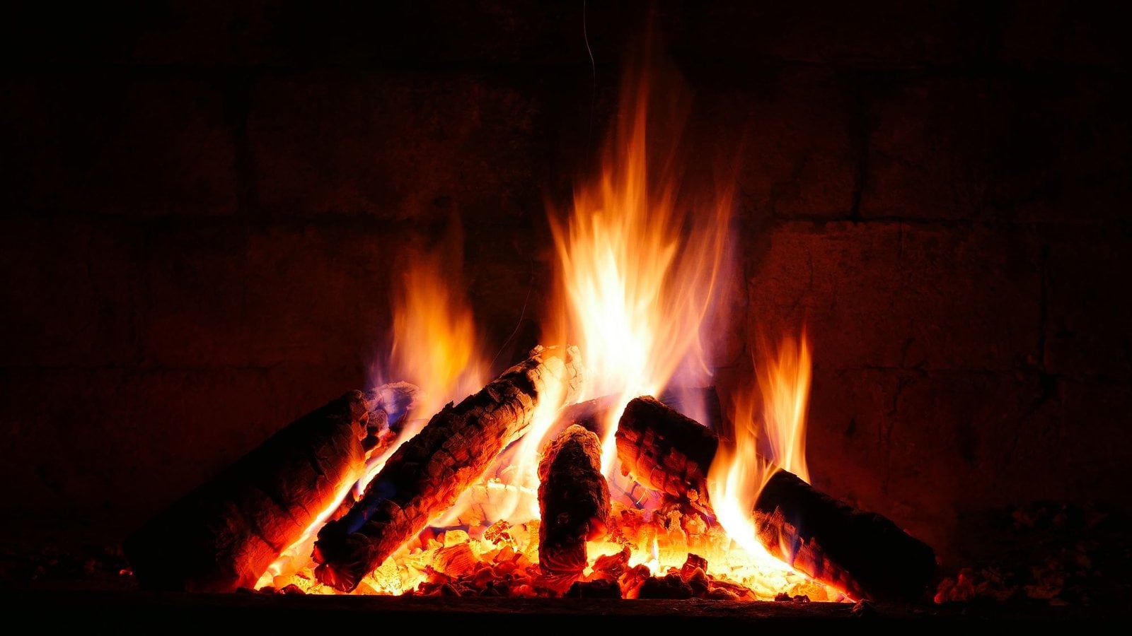 Bûches en combustion dans une cheminée